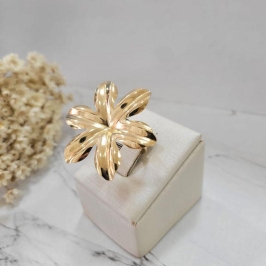 Anel flor grande petalas abertas banhado a ouro 18k