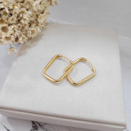 ARGOLA RETANGULAR LISA FIO REDONDO 2,3CM  BANHADO A OURO 18K