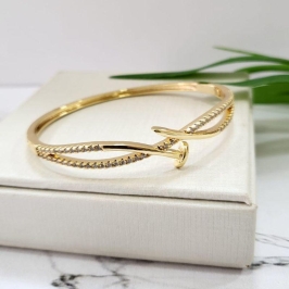 Bracelete prego entrelacado cravejado banhado a ouro 18k