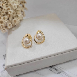 Brinco  base espiral fixa com perola 8mm banhado a ouro 18k