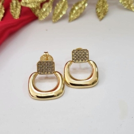 Brinco com haste quadrado cravejado banhado a ouro 18k