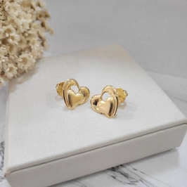 Brinco  coracao bordas lisas e centro fosco banhado a ouro 18k
