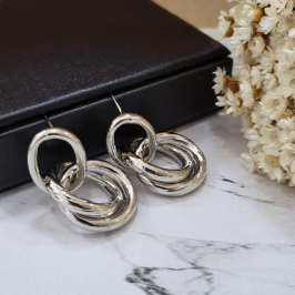 Brinco de tubo com argola lisa banhado a rodio branco