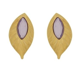 Brinco folha com uma pedra na cor lilas banhado a ouro 18k