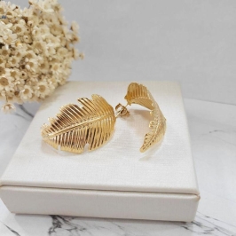 Brinco folha grande curvada trabalhada banhado a ouro 18k