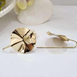 Brinco gancho chapa redondo martelado banhado a ouro 18k