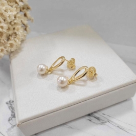 Brinco  gota vazada co perola na ponta  banhado a ouro 18k