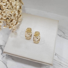 BRINCO OURINHO CURVADO COM LINHAS EM X BANHADO A OURO 18K