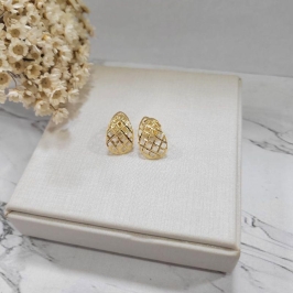 Brinco ourinho oval vazado trabalhado banhado a ouro 18k