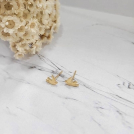 BRINCO POMBINHA DA PAZ PEQUENA BANHADA A OURO 18K