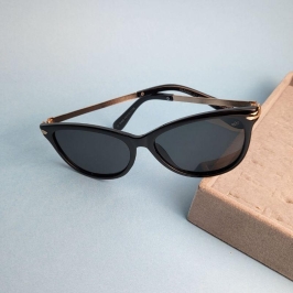 Oculos gatinho preto armacao preta com perna dourada