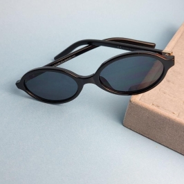 Oculos oval preto armacao preto
