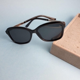 Oculos retangular preto armacao preta polarizado