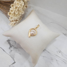 Pingente caracol com meia perola no centro  banhado a ouro 18k