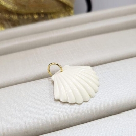 Pingente concha na cor perola banhado a ouro 18k