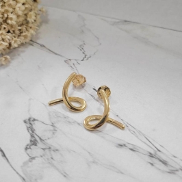 Brinco nó bastao liso banhado a ouro 18k