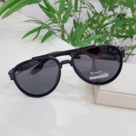 Oculos oval preto armacao preta detalhe vermelhio