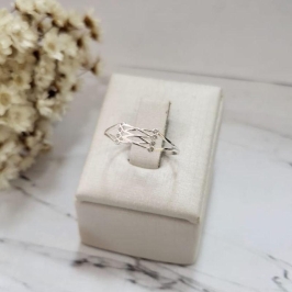 ANEL TRANSPASSADO COM 8 ZIRCONIAS PEQUENAS