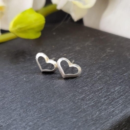 BRINCO CORAÇÃO VAZADO LISO PRATA 925