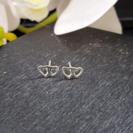 Brinco dois coracoes vazados prata 925