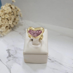 Anel coracao pedra natural rodonita rosa banhado a ouro 18K
