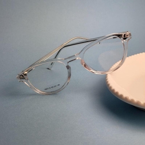 Armacao para oculos de grau oval feminina na cor transparente