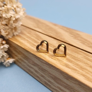 BRINCO CORAÇÃO VAZADO PEQUENO BANHADO A OURO 18K