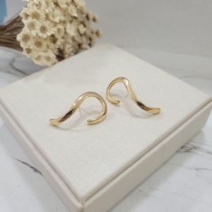 Brinco ear cuff ponto de interrogacao liso banhado a ouro 18k