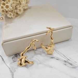 Brinco forma organico earhook  banhado a ouro 18k