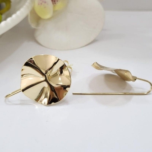 Brinco gancho chapa redondo martelado banhado a ouro 18k