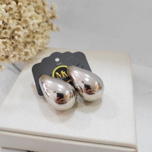 Brinco gota cheia medio liso banhado de rodio branco