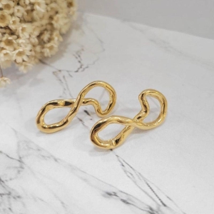 Brinco organico em forma de '8' banhado a ouro 18k