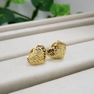 Brinco ourinho coracao pequeno trabalhado banhado a ouro 18k