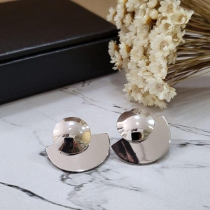 Brinco redondo meia lua banhado a rodio