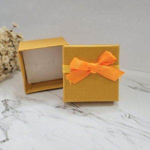 Caixinha de presentes cor dourada