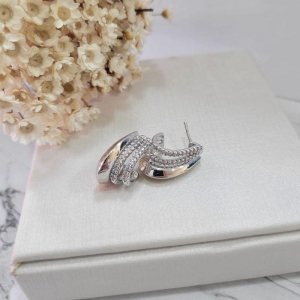 Meia argola com tres linhas lisa e cravejada banhado a rodio