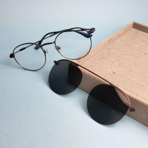 Oculos redondo clip-on preto armacao azul e grafite