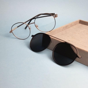 Oculos redondo clip-on preto armacao dourada perna preta