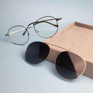 Oculos redondo lente clip-on cinza armacao prata