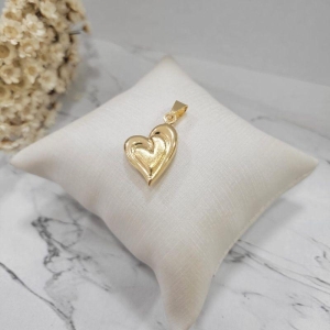 Pingente coracao estilizado fosco banhado a ouro 18k