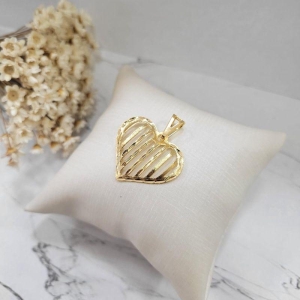 PINGENTE CORACAO LINHAS FOSCAS VERTICAIS BANHADO A OURO 18K