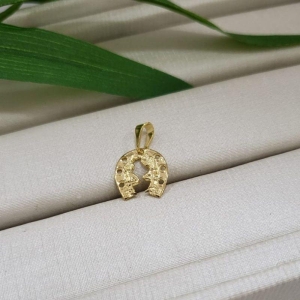 Pingente ferradura com casal banhado a ouro 18k