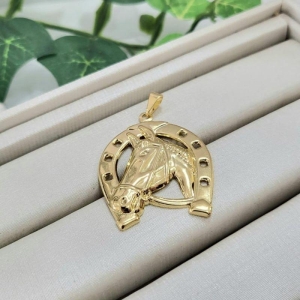 Pingente ferradura com cavalo grande banhado a ouro 18k