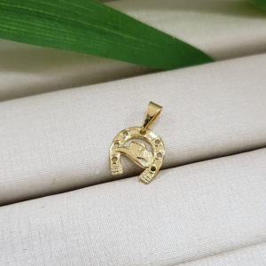 Pingente ferradura pequena com chapeu banhado a ouro 18k