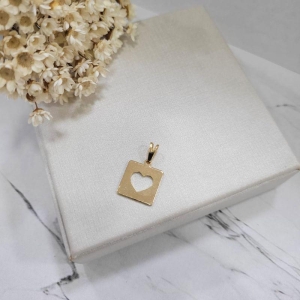 PINGENTE PLACA CORAÇÃO VAZADO BANHADO A OURO 18K