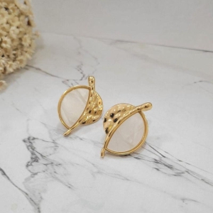 Brinco disco organico e perola  no banho de ouro 18k