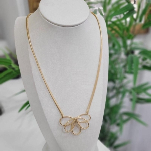 Gargantilha flor vazada cinco petalas banhado a ouro 18k TAM45CM