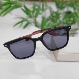 Oculos oval preto armacao preta perna amadeirada no marrom