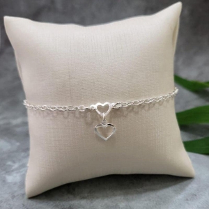 Pulseira com pingente dois coracoes vazados prata 925 TAM18CM