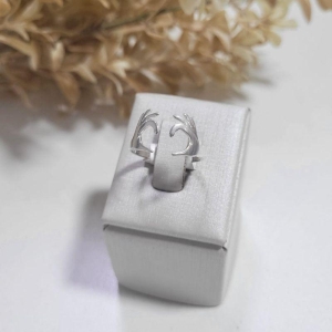 Anel maos formando coracao regulavel  prata 925